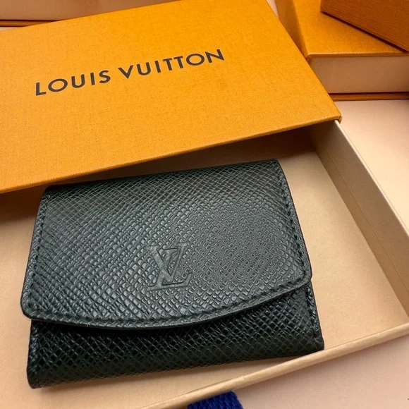 Christian Dior gold colored cufflinks with a Louis Vuitton leather cufflink case - Picture 7 of 7